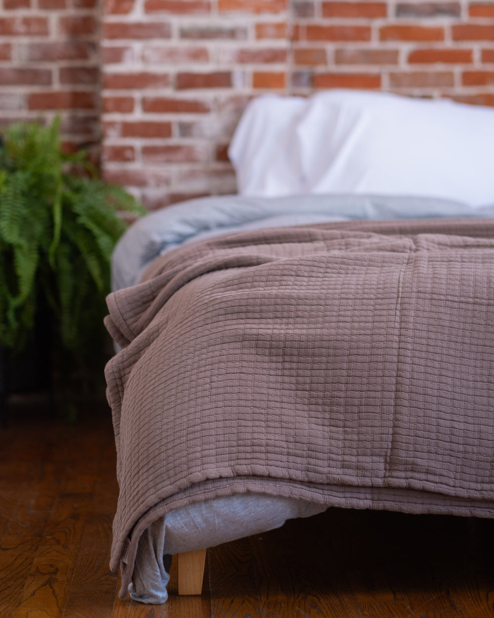 The Stitched Cotton Quilt in Chocolate