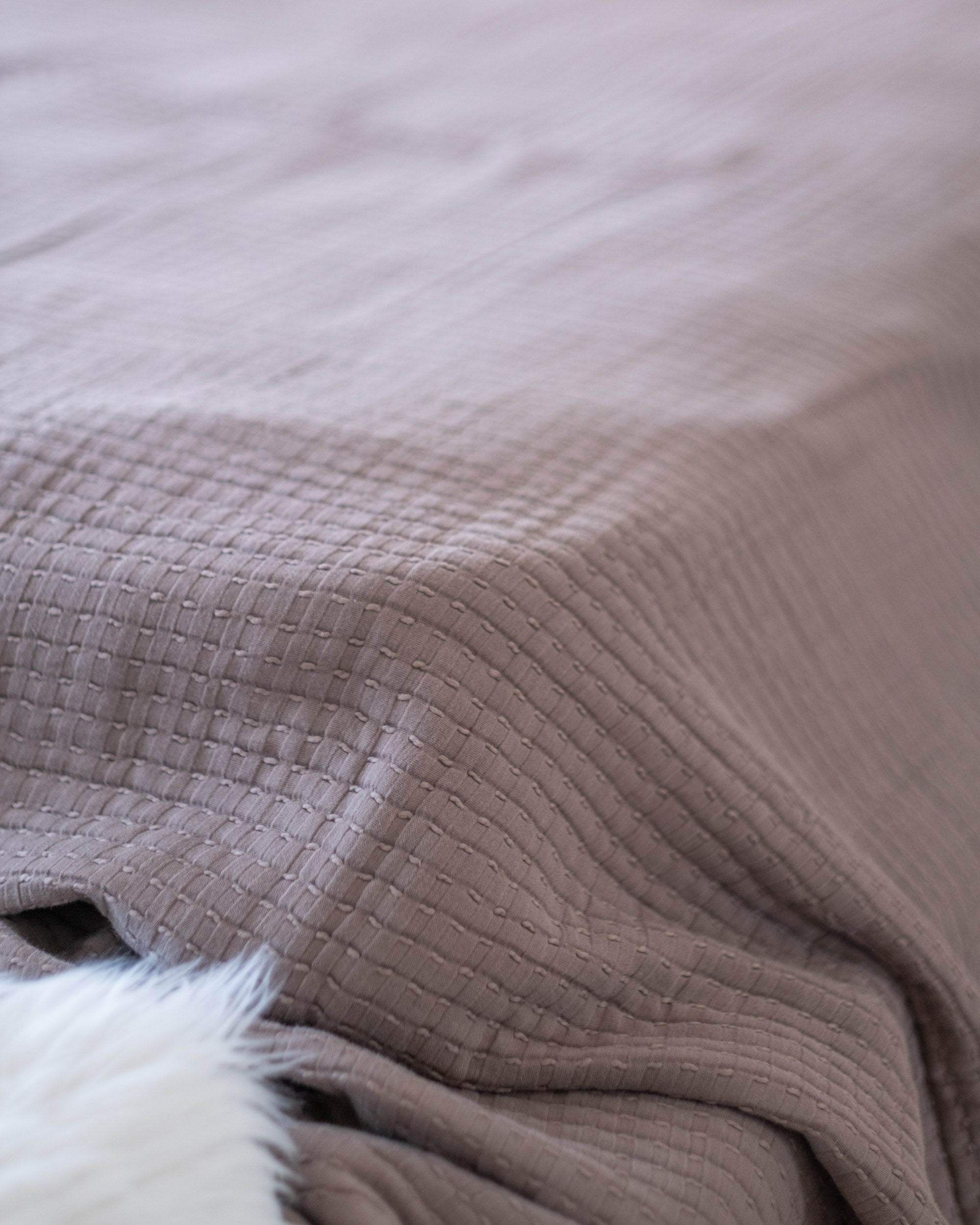The Stitched Cotton Quilt in Chocolate