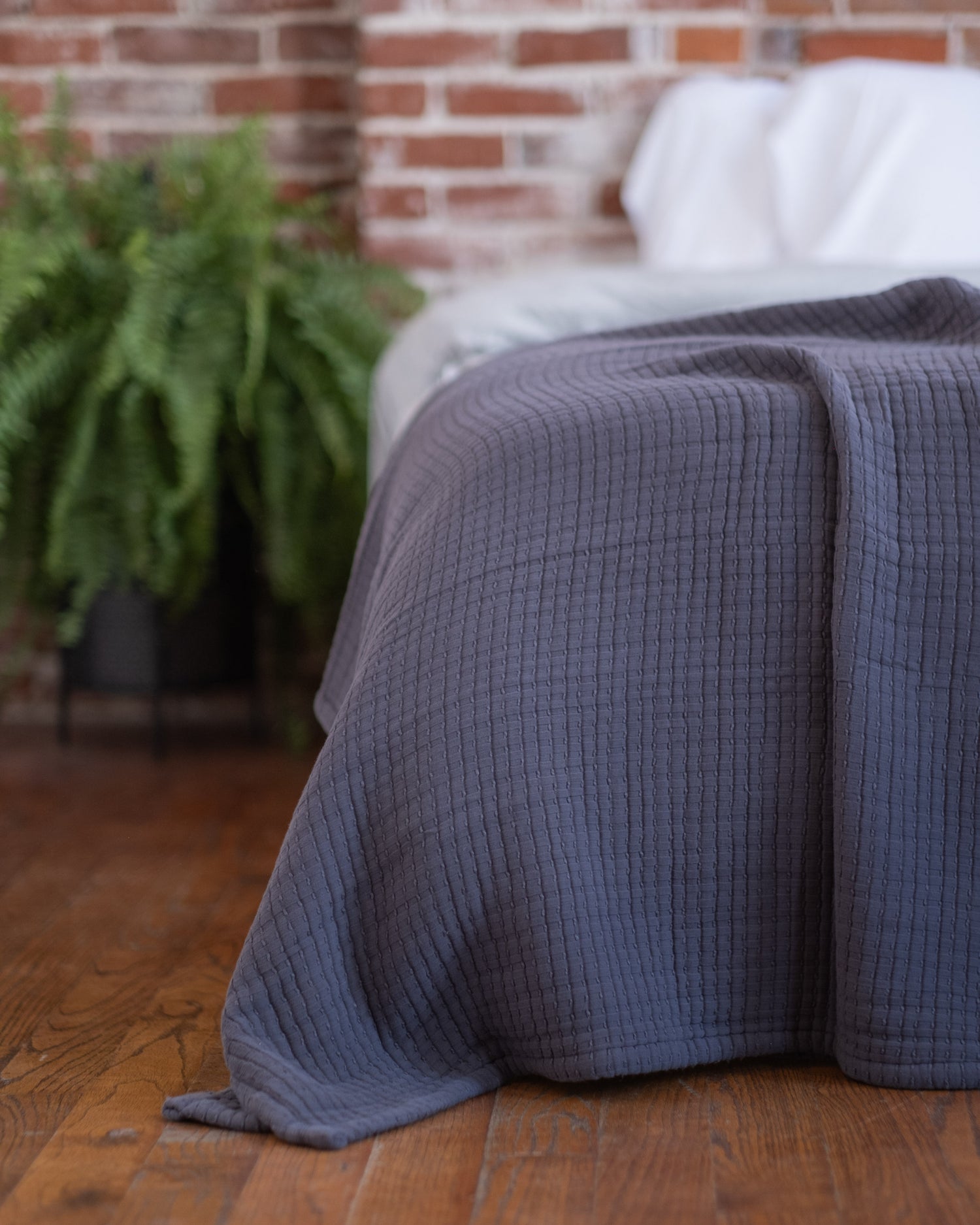 The Stitched Cotton Quilt in Charcoal